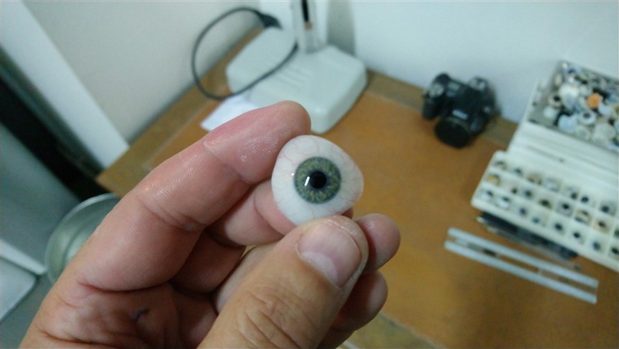Prothèse oculaire provisoire dessus